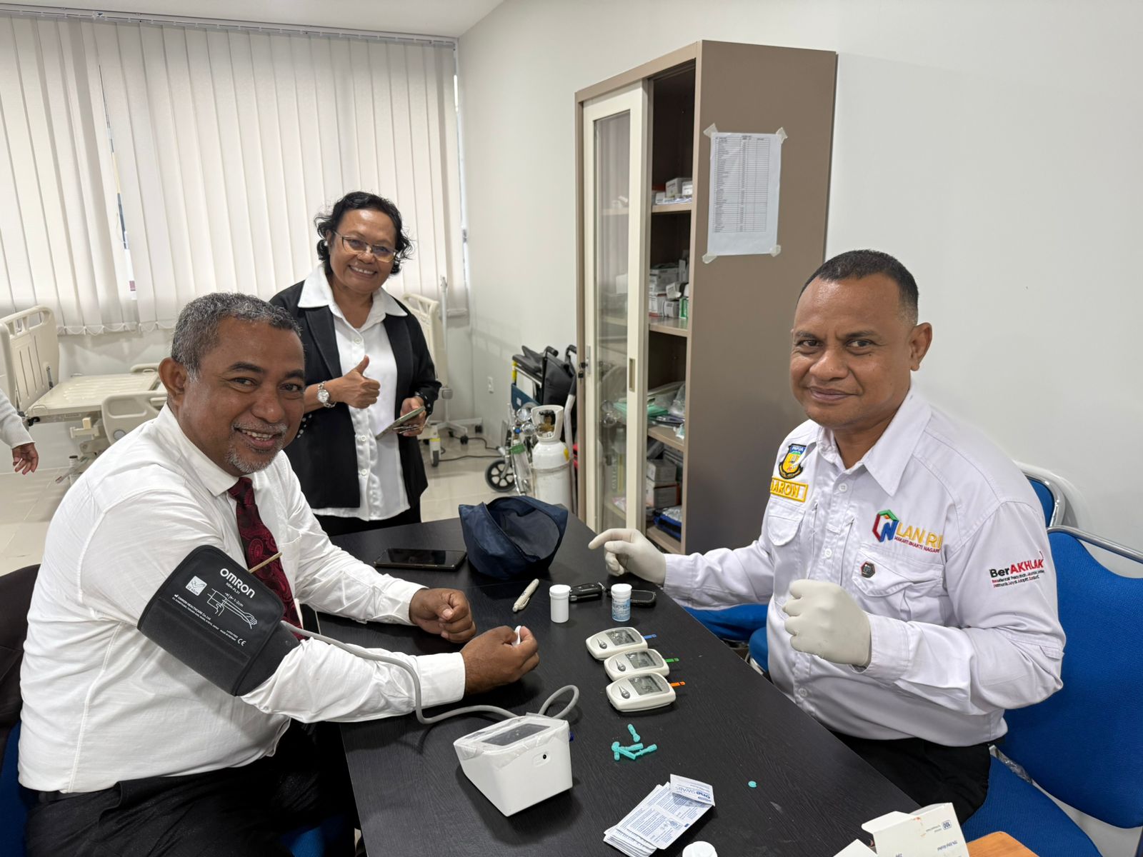 Plt. Direktur RSUD Jayapura dr. Aaron Rumainum, M.Kes melakukan pemeriksaan kesehatan secara langsung kepada peserta dalam keberlanjutan konferensi 'Injil dan Peradaban Papua