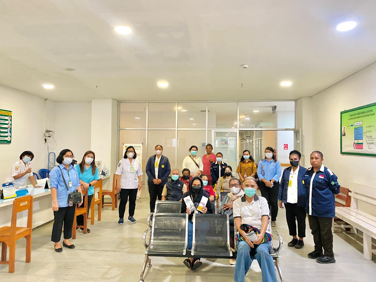 Penyuluhan mahasiswa PKL Prodi D-IV Prodi Gizi Poltekes Kemenkes Jayapura di Polik Penyakit Dalam dan Polik Bedah